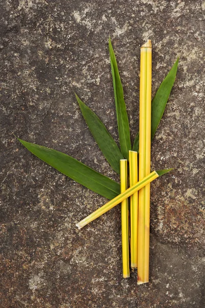 Varas Bambu Redondas Com Folhas Fundo Pedra Cima Matéria Prima — Fotografia de Stock