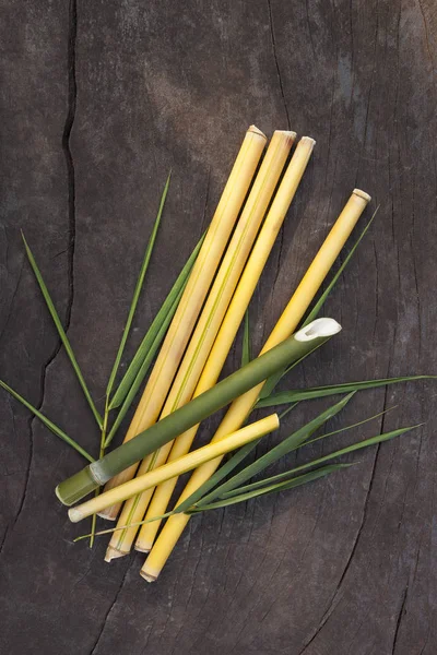 Varas Bambu Redondas Com Folhas Fundo Madeira Cima Matéria Prima — Fotografia de Stock