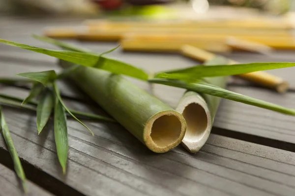 Varas Bambu Redondas Com Folhas Fundo Madeira Matéria Prima Ecológica — Fotografia de Stock