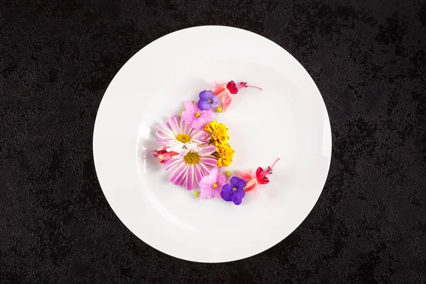 色彩艳丽的食用花沙拉放在盘子上 — 图库照片