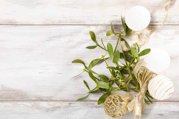 Gren Mistel Med Menyfliksområdet Och Christmas Bollar Trä Bakgrund Med — Stockfoto