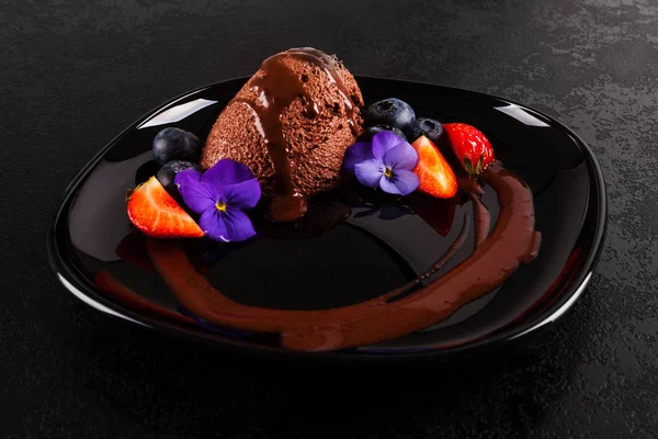 Helado Chocolate Decorado Con Flores Comestibles — Foto de Stock