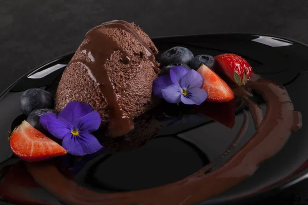 Delicioso Sorvete Chocolate Servido Com Flores Comestíveis Frutas Frescas Placa — Fotografia de Stock