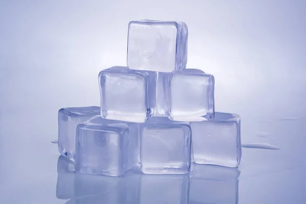 Haufen Eiswürfel Auf Weißem Hintergrund Erfrischungskonzept — Stockfoto