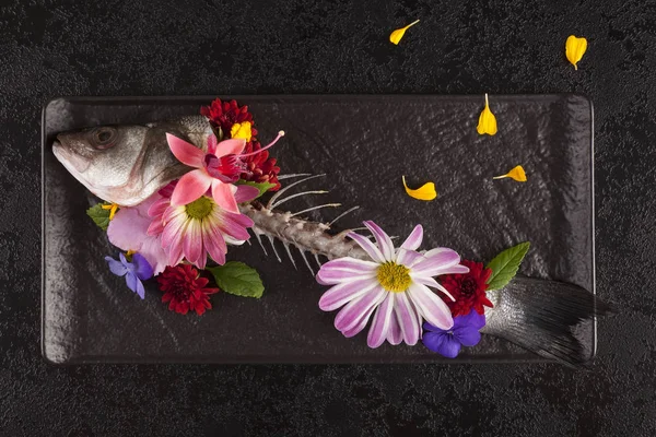 Fischskelett Mit Blumen Von Oben Kunst Auf Dem Teller — Stockfoto