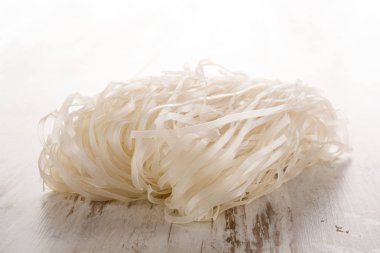 Tahta masada pirinç eriştesi. Geleneksel Asya eriştesi.