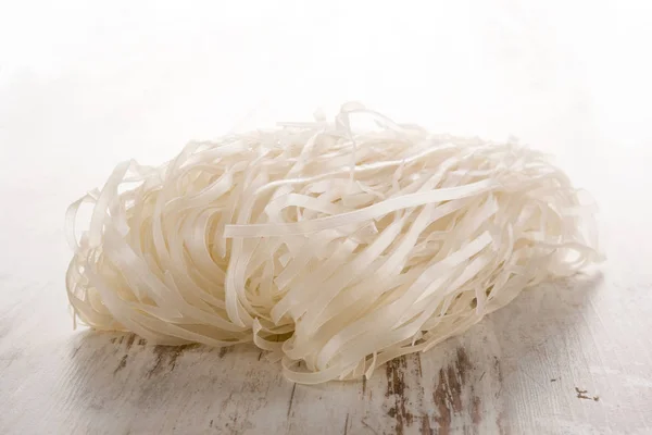 Rýžové Nudle Dřevěném Stole Tradiční Asijské Nudle Jíst — Stock fotografie