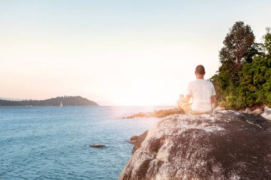 genç adam Sahilde meditasyon.
