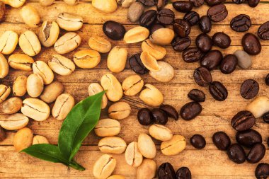 Kurutulmuş ve kavrulmuş kahve çekirdekleri görünümü top.