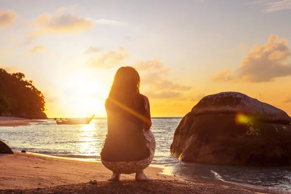 Frau macht Kniebeuge am Sandstrand. — Stockfoto