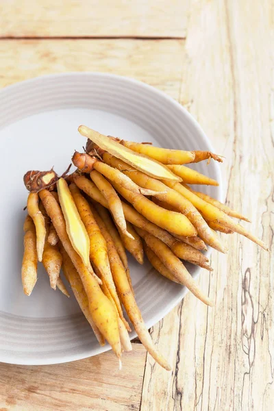 Fingerwurzeln auf Holztisch . — kostenloses Stockfoto