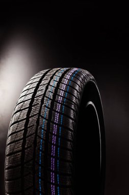 İzole kış lastik.