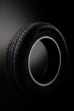 İzole kış otomobil lastiği.