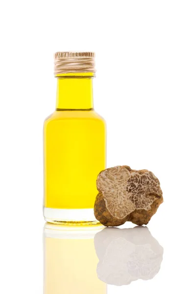 Botella de aceite de oliva con trufa blanca fresca . — Foto de Stock
