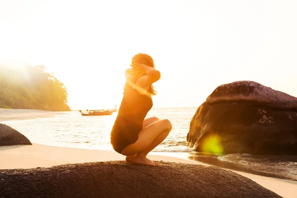 Schöne Frau Yoga Workout am Strand. — Stockfoto