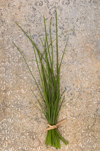 Frisch geschnittener Schnittlauch von oben auf den Tisch. — Stockfoto