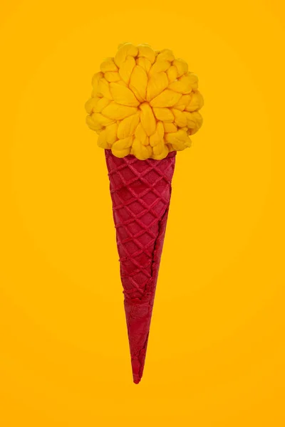 Cone vermelho com um travesseiro em um fundo amarelo com um espaço de cópia . — Fotografia de Stock