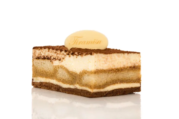 Sobremesa Tiramisu isolada sobre fundo branco . — Fotografia de Stock