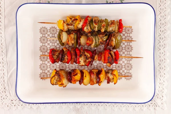 上からおいしい鶏と七面鳥の串焼き 料理バーベキュー食品 — ストック写真