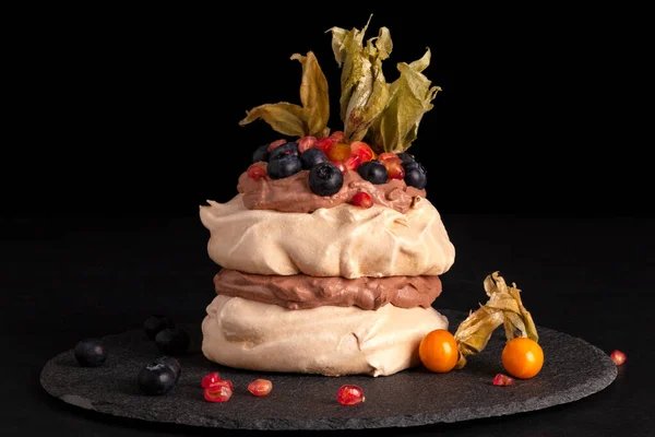 Efterrätt Pavlova Maräng Med Blanda Frukt Mörk Bakgrund Partydessert — Stockfoto