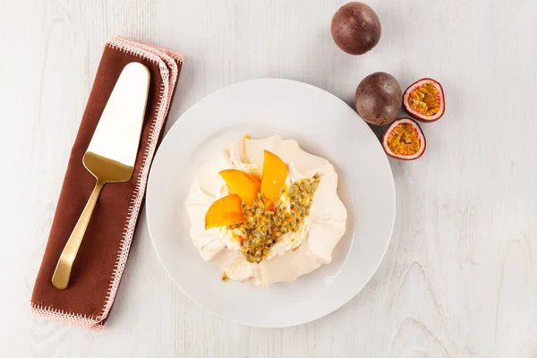 Dessert Pavlova Atas Meja Kayu Putih Tilikan Atas — Stok Foto