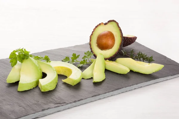 Köstliche Reife Avocado Querschnitt Und Stücke Geschnitten — Stockfoto