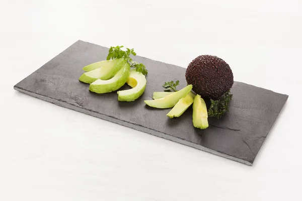 Aguacate Fresco Entero Rebanado Con Hierbas Frescas Sobre Fondo Negro — Foto de Stock