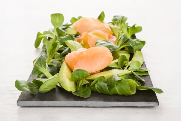 Omega Vetzuren Zalm Avocado Groene Salade Zwarte Schaal — Stockfoto