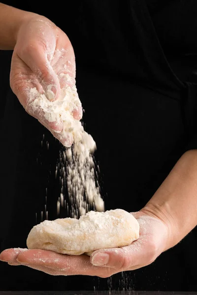 Bílá Mouka Padající Těsto Ženských Rukou Vaření Kuchyňské Zázemí Výroba — Stock fotografie