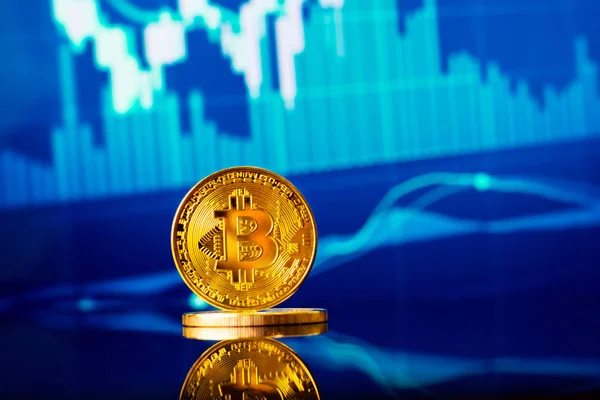 Altın bitcoins mum ile sopa grafik grafik ve dijital arka plan.