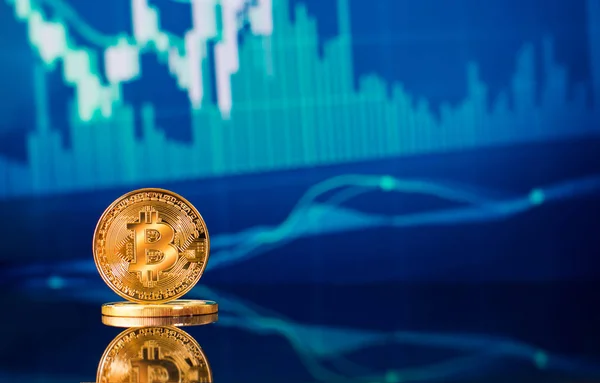 Altın bitcoins mum ile sopa grafik grafik ve dijital arka plan.