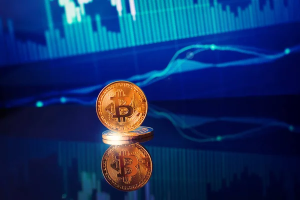 Altın bitcoins mum ile sopa grafik grafik ve dijital arka plan.