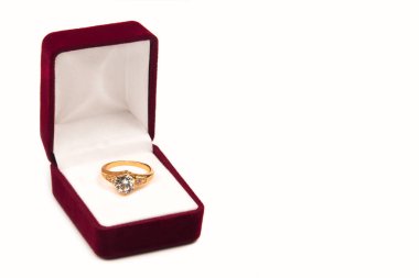 Kırmızı hediye kutusunda altın alyans