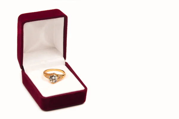 Kırmızı hediye kutusunda altın alyans