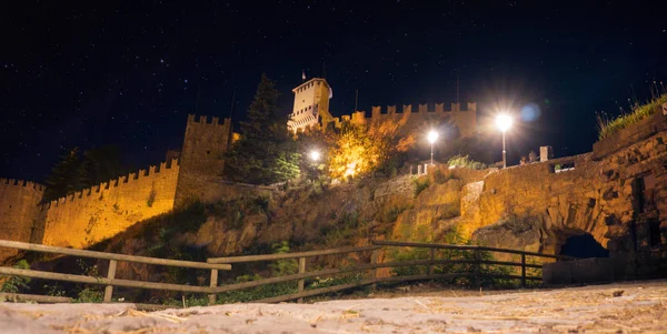 San Marino kalenin gece görünümü