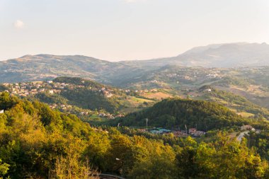 San Marino görünümü, alanları, orman ve dağlar ile