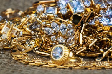 değerli taşlar üzerinde çul ile altın takı