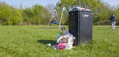 Çöp bidonları taşan