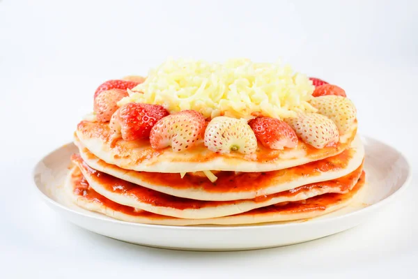 Pizza mit Erdbeere und Käse — Stockfoto