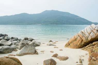 Dağlar ve kayalar ile deniz tropikal manzara