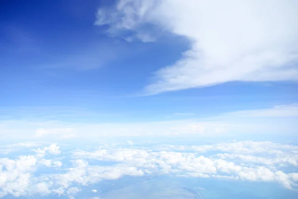 Céu azul com nuvens — Fotografia de Stock