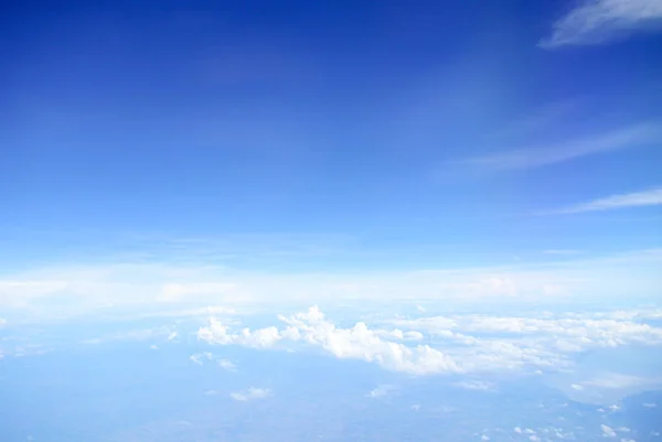 Mooie blauwe lucht met wolken — Stockfoto