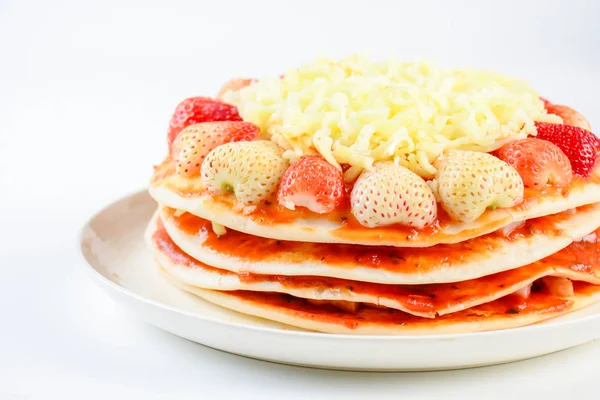 Pizza mit Erdbeere und Käse, süße Pizza, Schichtkuchenpizza — Stockfoto