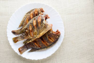 Balık soslu ve biberli kızarmış Tilapia Balığı