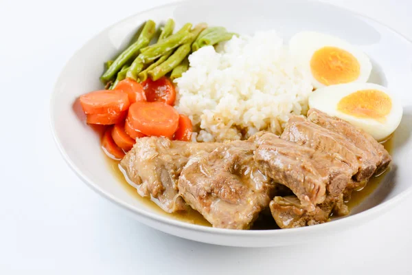 Жареные свиные ребрышки с рисом, вареные яйца и овощи — стоковое фото