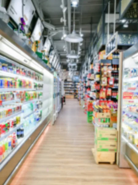 Borroso de estantes de productos en el supermercado o tienda de comestibles, el uso —  Fotos de Stock