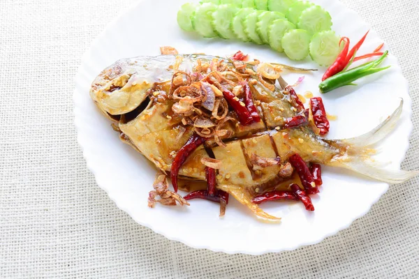 Deep Fried White Pomfret With Black Pepper Garlic, quick and eas — Stok Foto