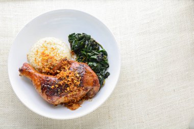 Baharatlı biber sosu ve otlar ile marine Tavuk baget, s