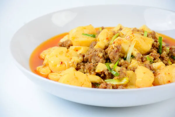 Мапо Тофу, популярное китайское блюдо. Классический рецепт состоит из — стоковое фото