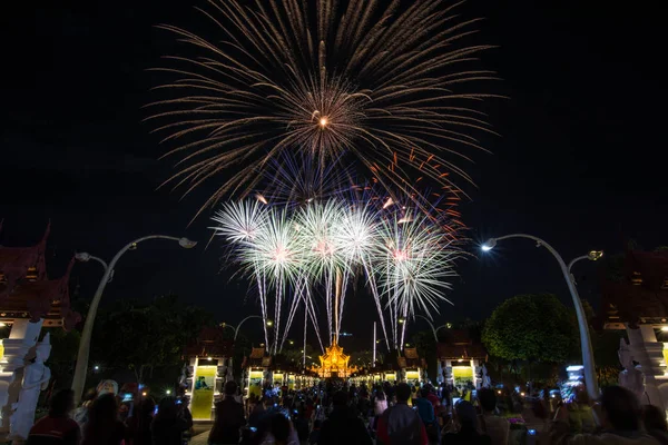Színes Rainbow tűzijátékok az új év 2018 események Royal — Stock Fotó